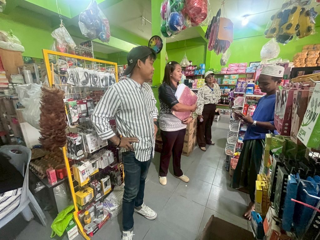 ตรวจร้านค้า เพื่อประชาสัมพันธ์ ห้ามจำหน่ายพลุ ดอกไม้เพลิงในพื้นที่ตำบลมูโนะ เพื่อป้องกันอันตรายที่อาจเกิดขึ้นและลดการสูญเสียและทรัพย์สินของประชาชน ร่วมถึงการรักษาความปลอดภัย